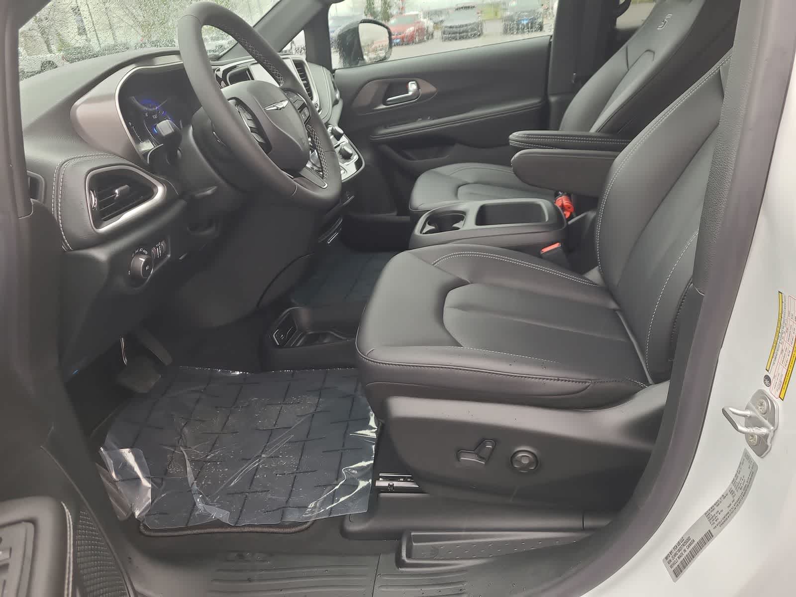 Thumbnail: 2026 Chrysler Pacifica - 19