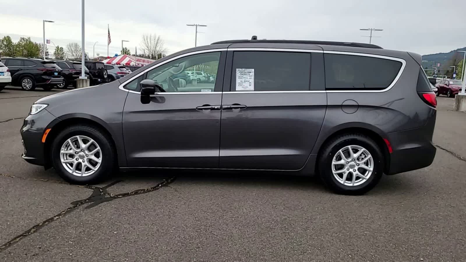 Thumbnail: 2022 Chrysler Pacifica - 5