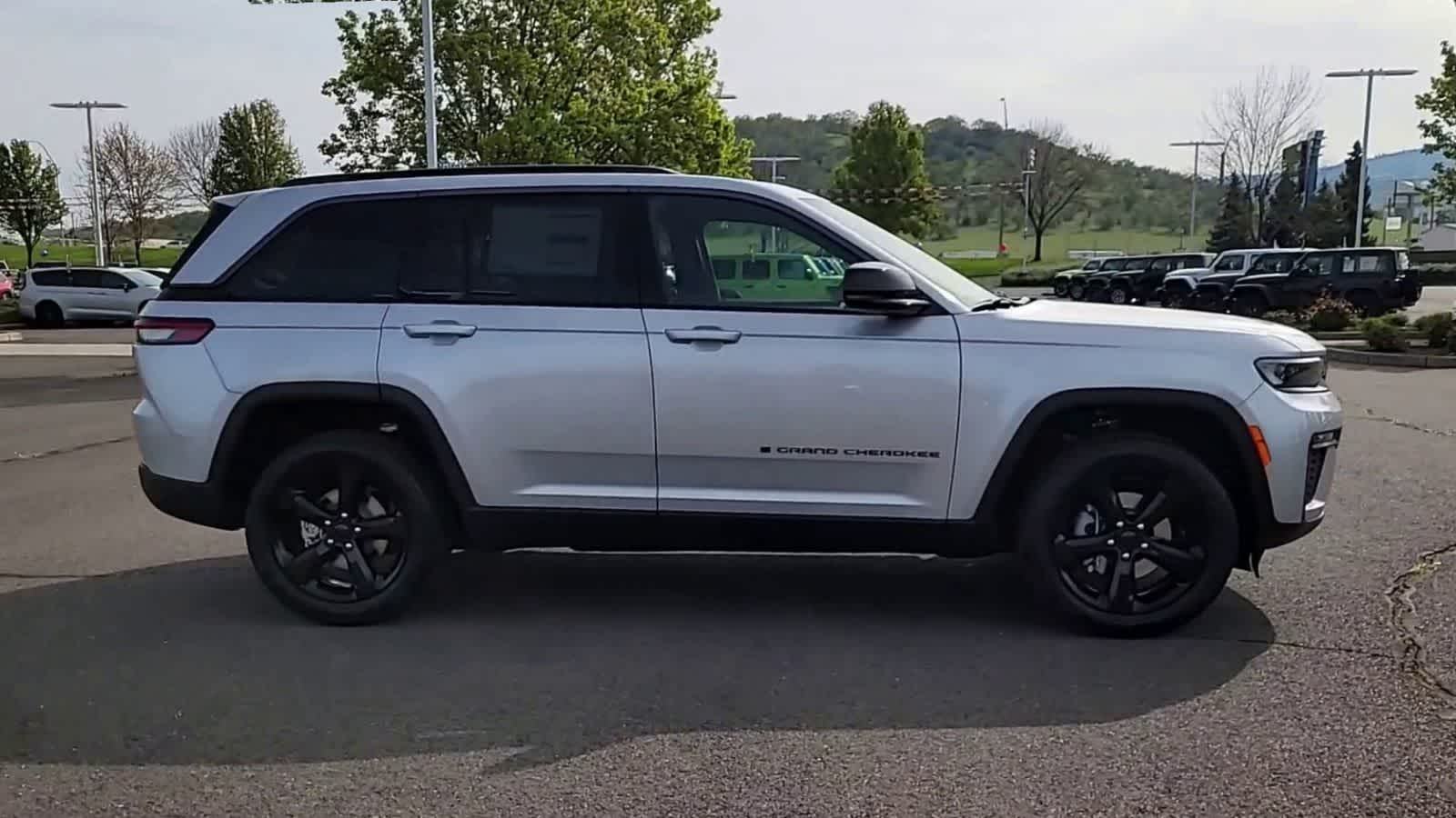 Thumbnail: 2026 Jeep Grand Cherokee - 9