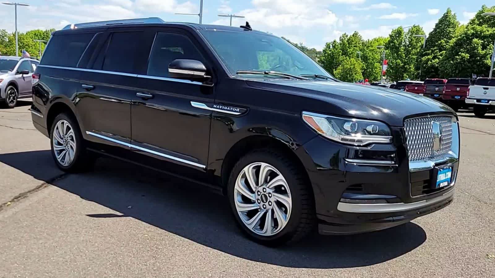 Thumbnail: 2024 Lincoln Navigator L - 2