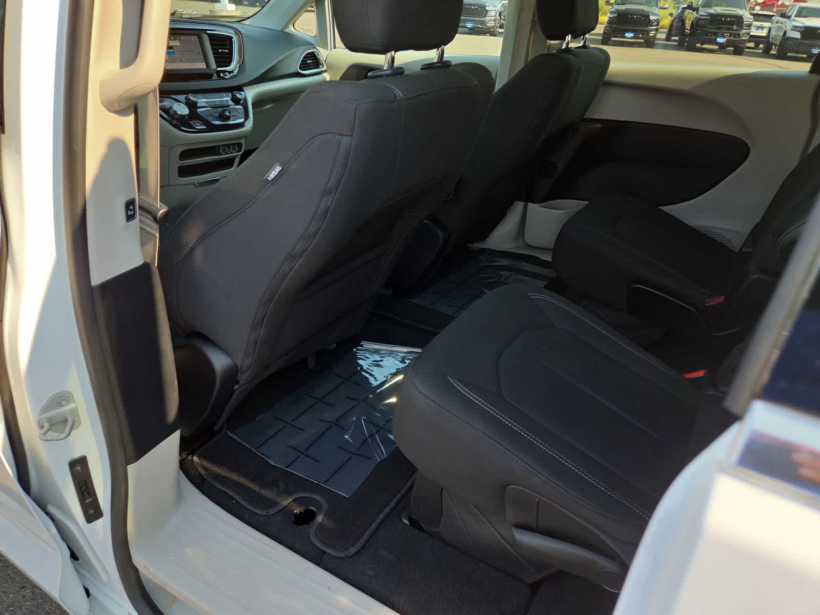 2023 Chrysler Voyager LX - Photo 18