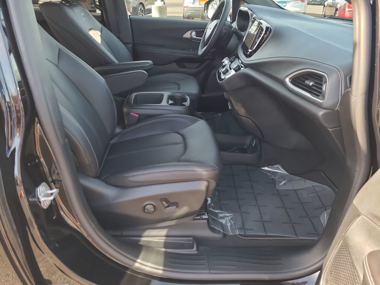 Thumbnail: 2026 Chrysler Pacifica - 22