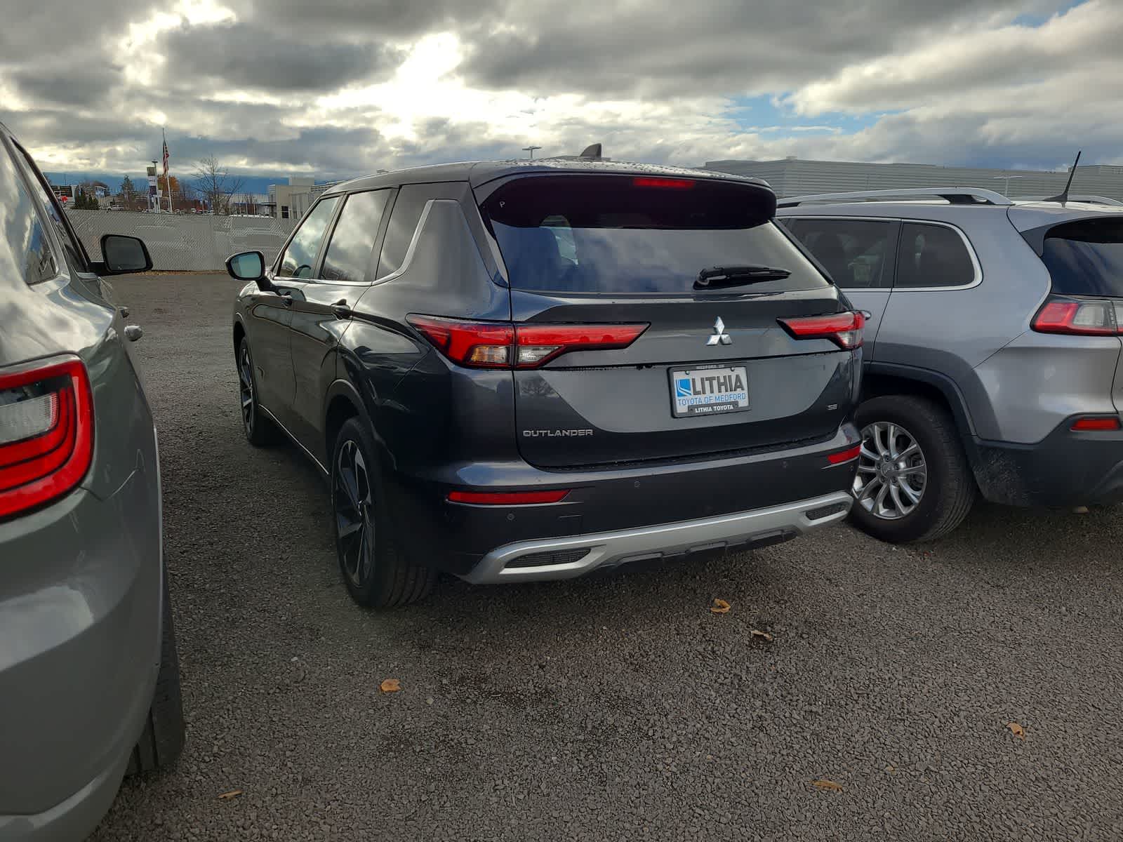 2024 Mitsubishi Outlander SE photo 3