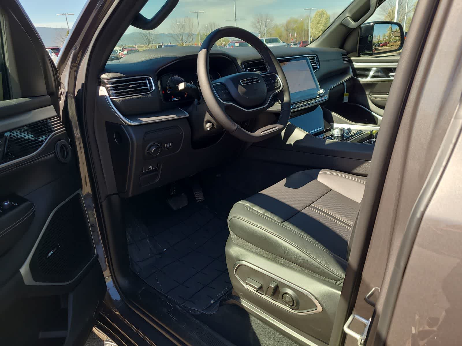 Thumbnail: 2026 Jeep Grand Wagoneer - 10