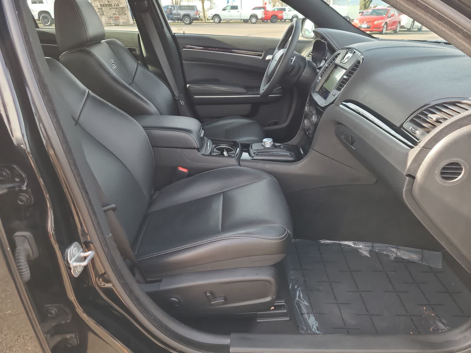 Thumbnail: 2022 Chrysler 300 - 22