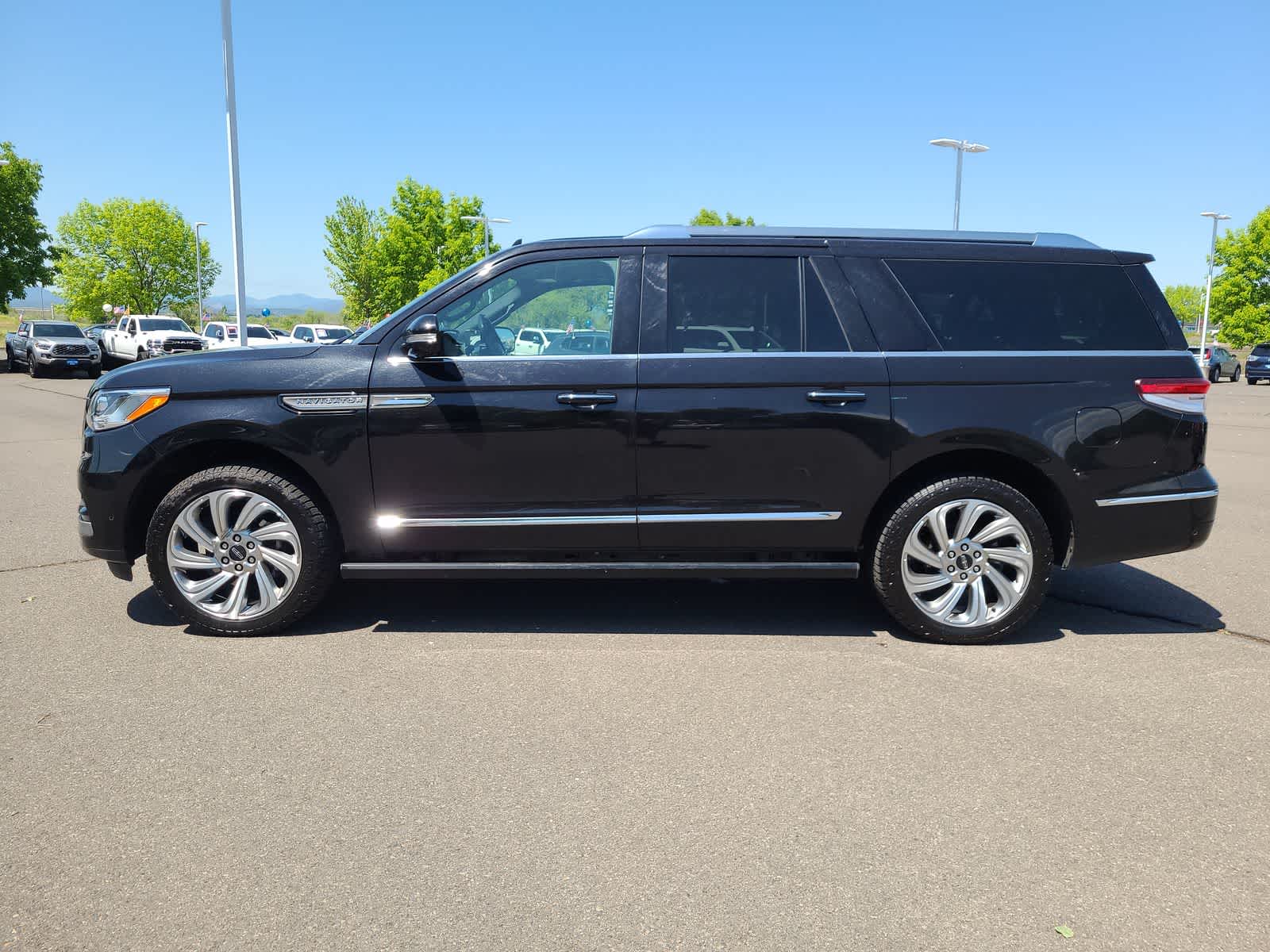 Thumbnail: 2024 Lincoln Navigator L - 11