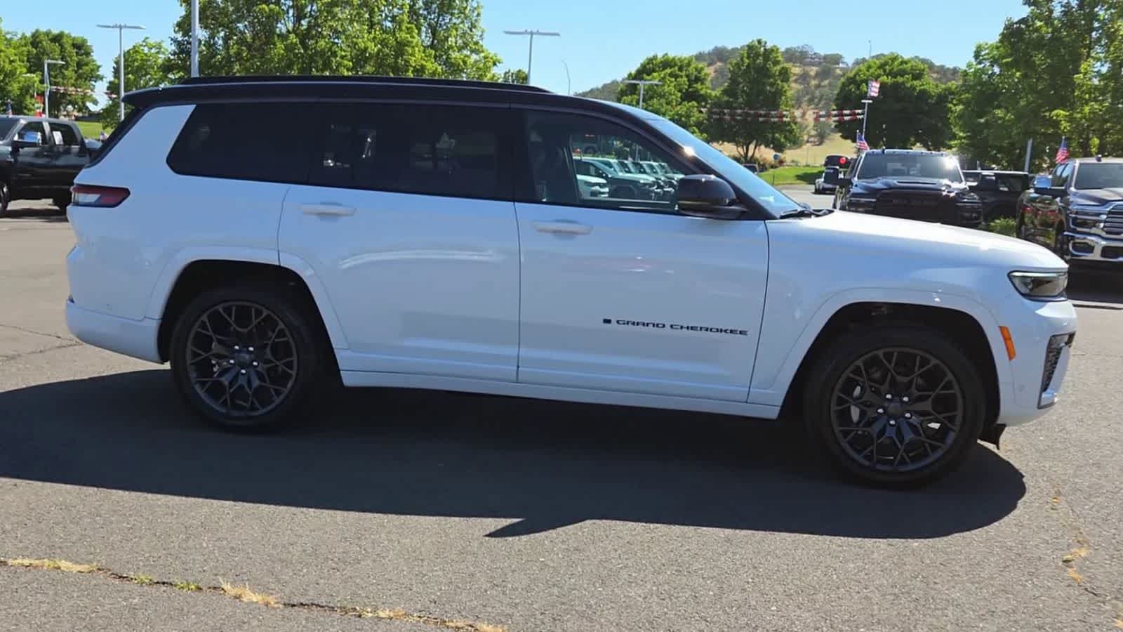 Thumbnail: 2026 Jeep Grand Cherokee - 9