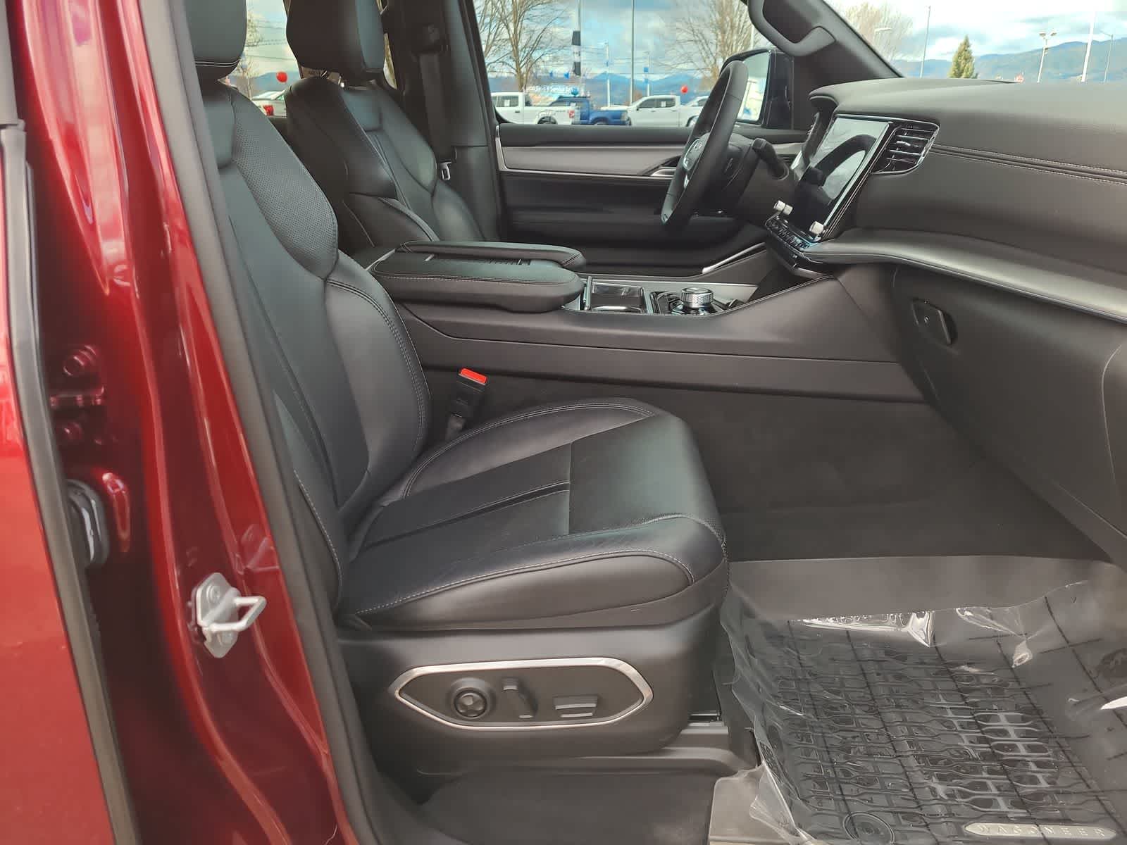 Thumbnail: 2024 Jeep Wagoneer - 22