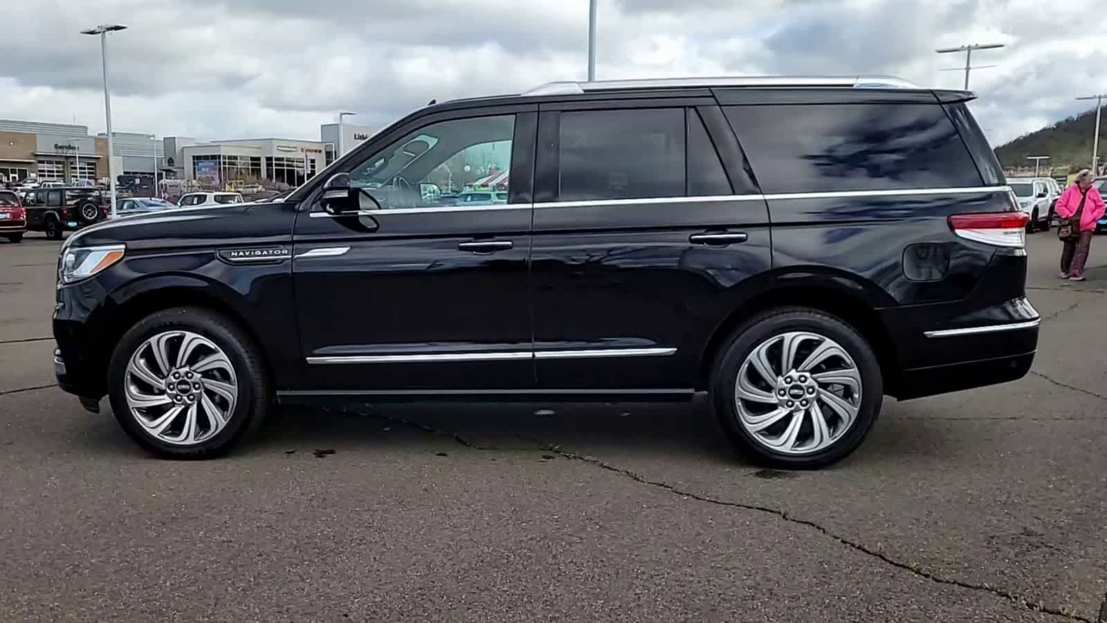 Thumbnail: 2023 Lincoln Navigator - 5