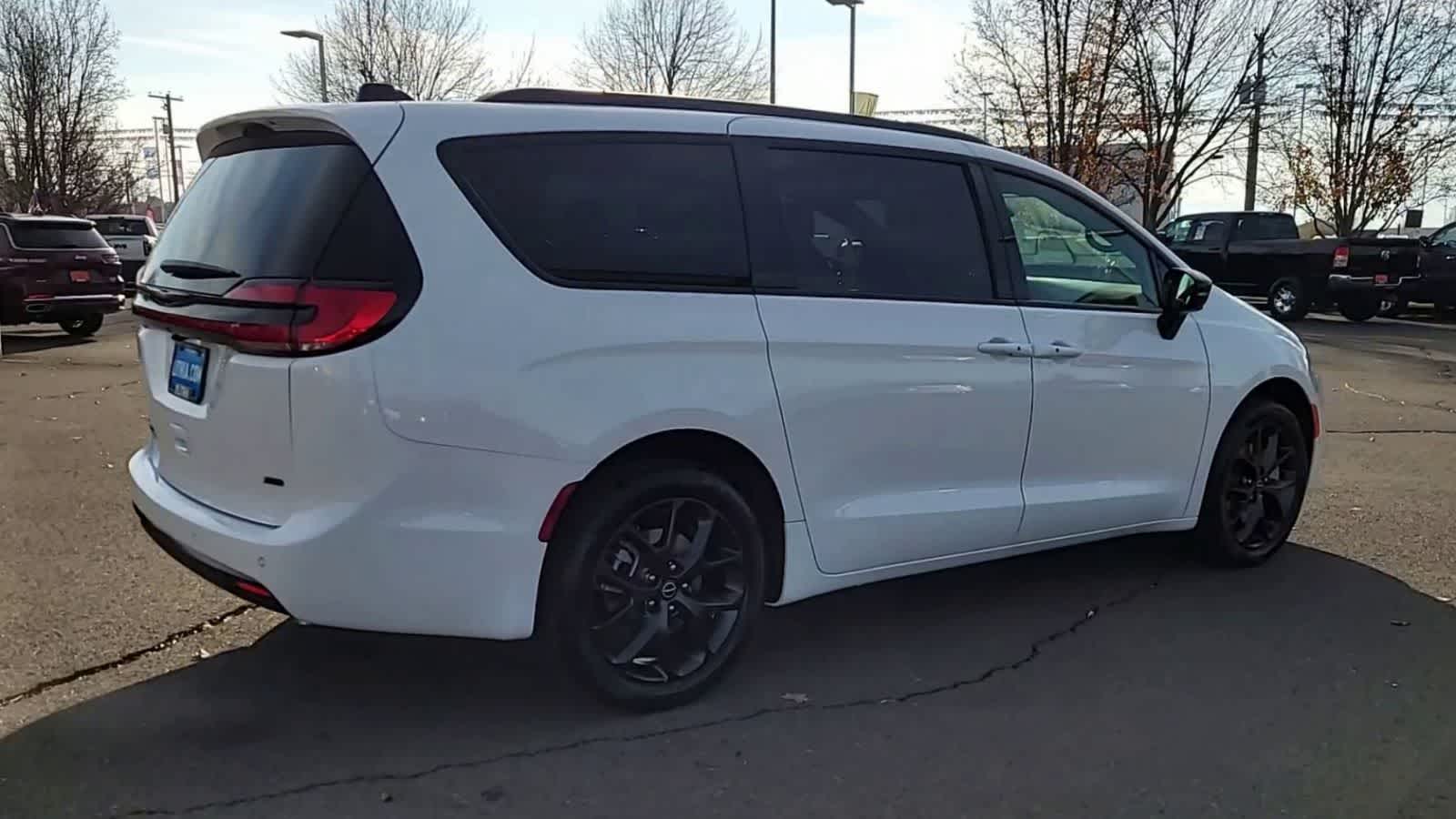 Thumbnail: 2026 Chrysler Pacifica - 8