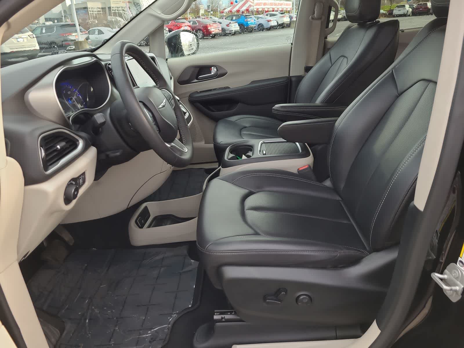 Thumbnail: 2024 Chrysler Pacifica - 19