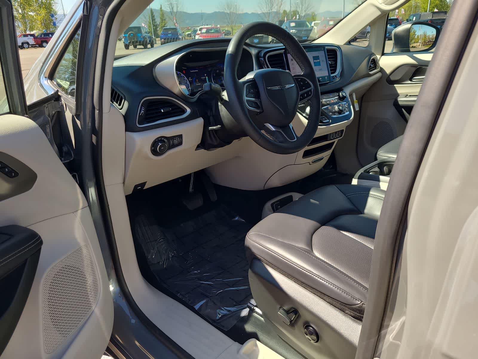 Thumbnail: 2023 Chrysler Pacifica - 10