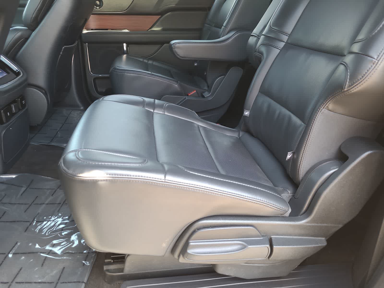 Thumbnail: 2024 Lincoln Navigator L - 21