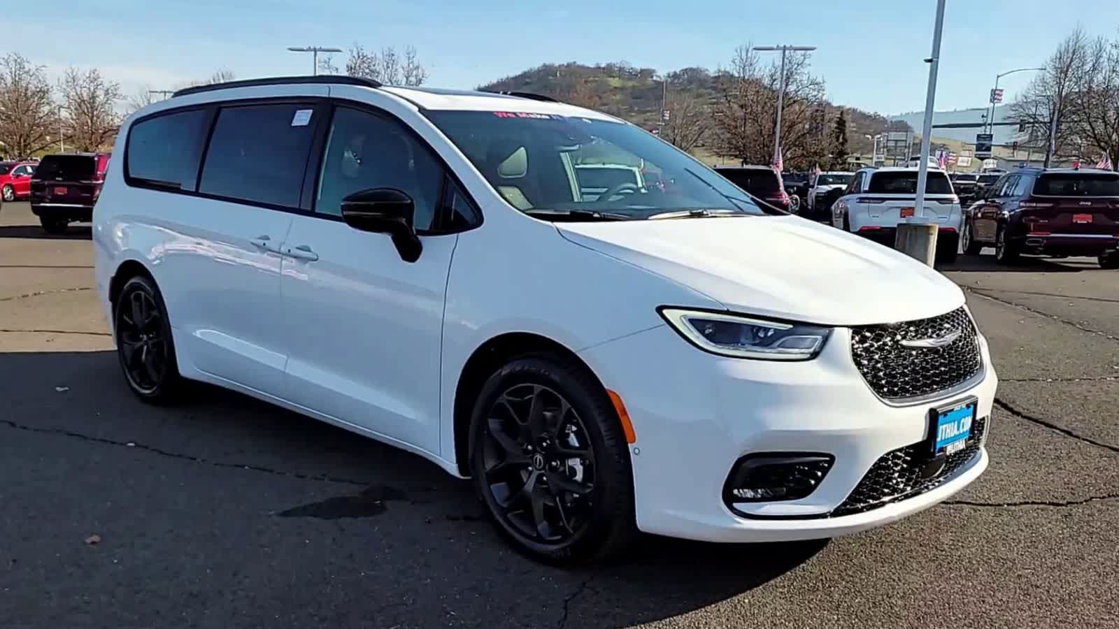 Thumbnail: 2026 Chrysler Pacifica - 2