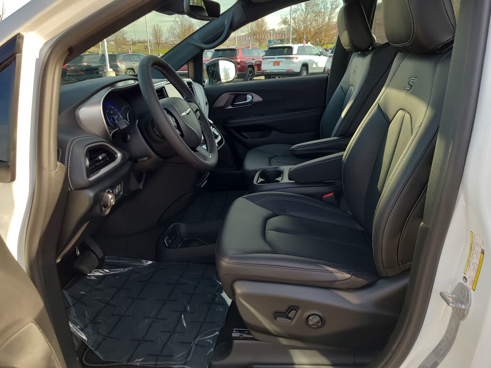 Thumbnail: 2026 Chrysler Pacifica - 19