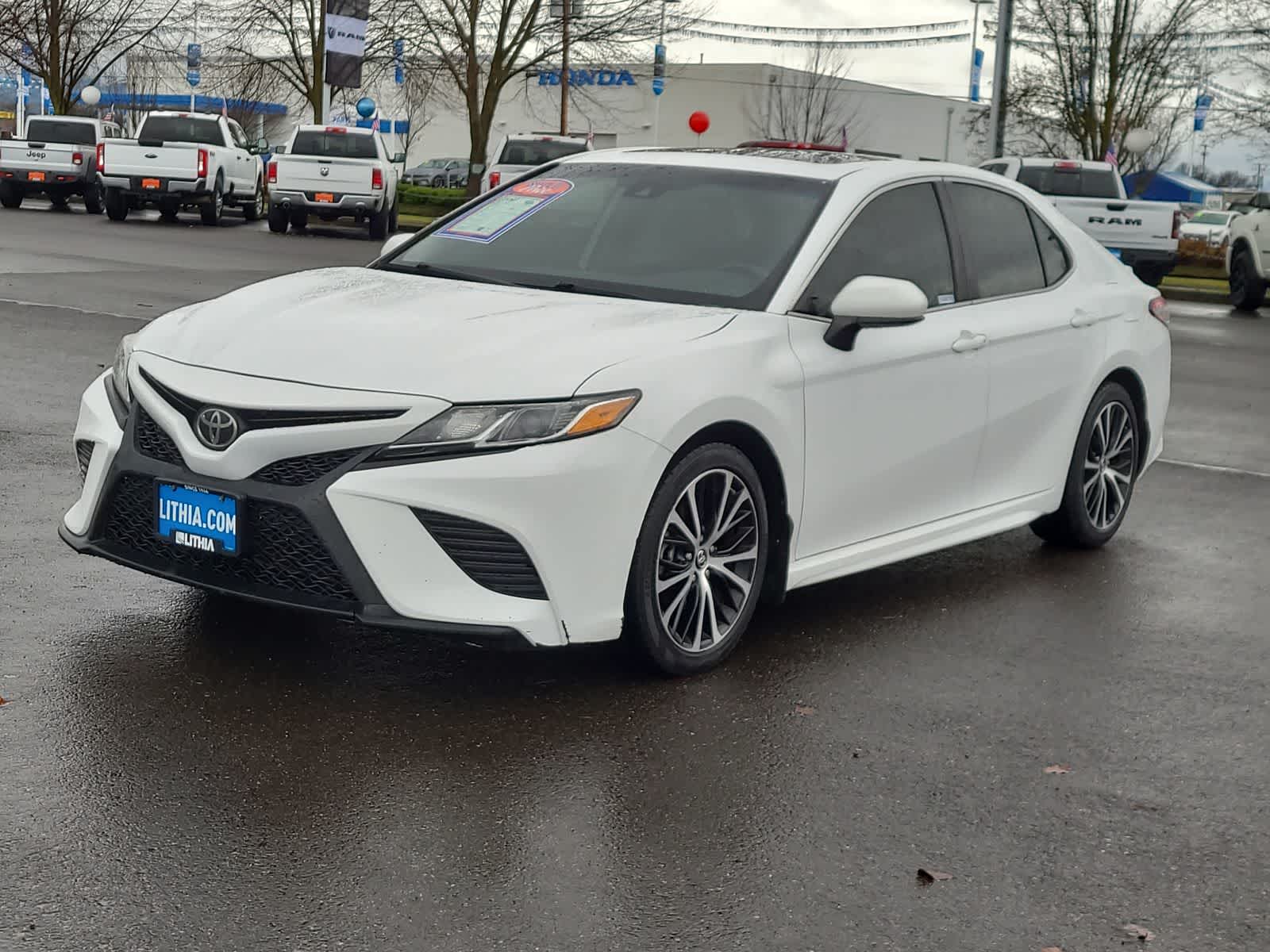 2019 Toyota Camry SE's photo
