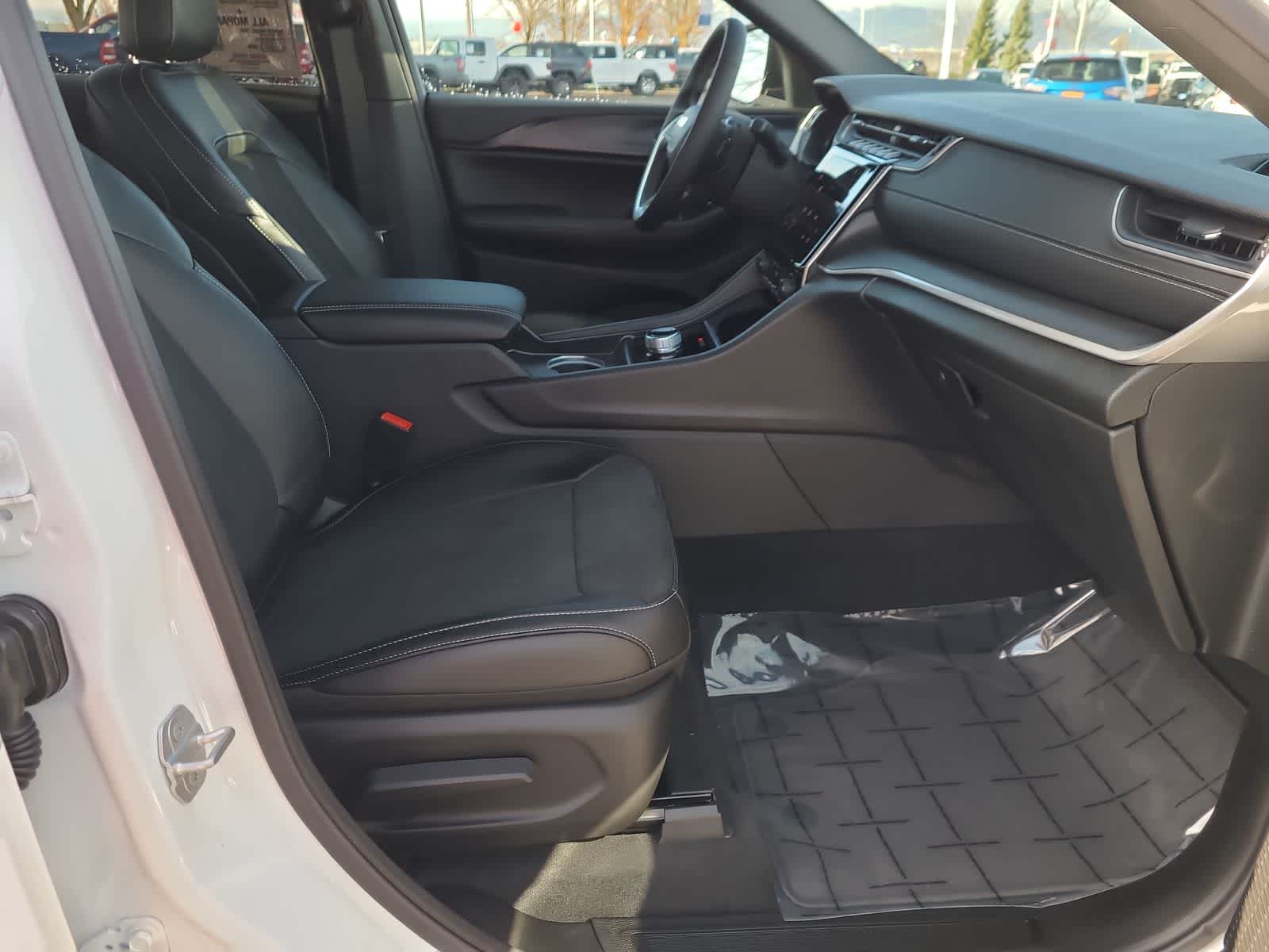 Thumbnail: 2025 Jeep Grand Cherokee - 22