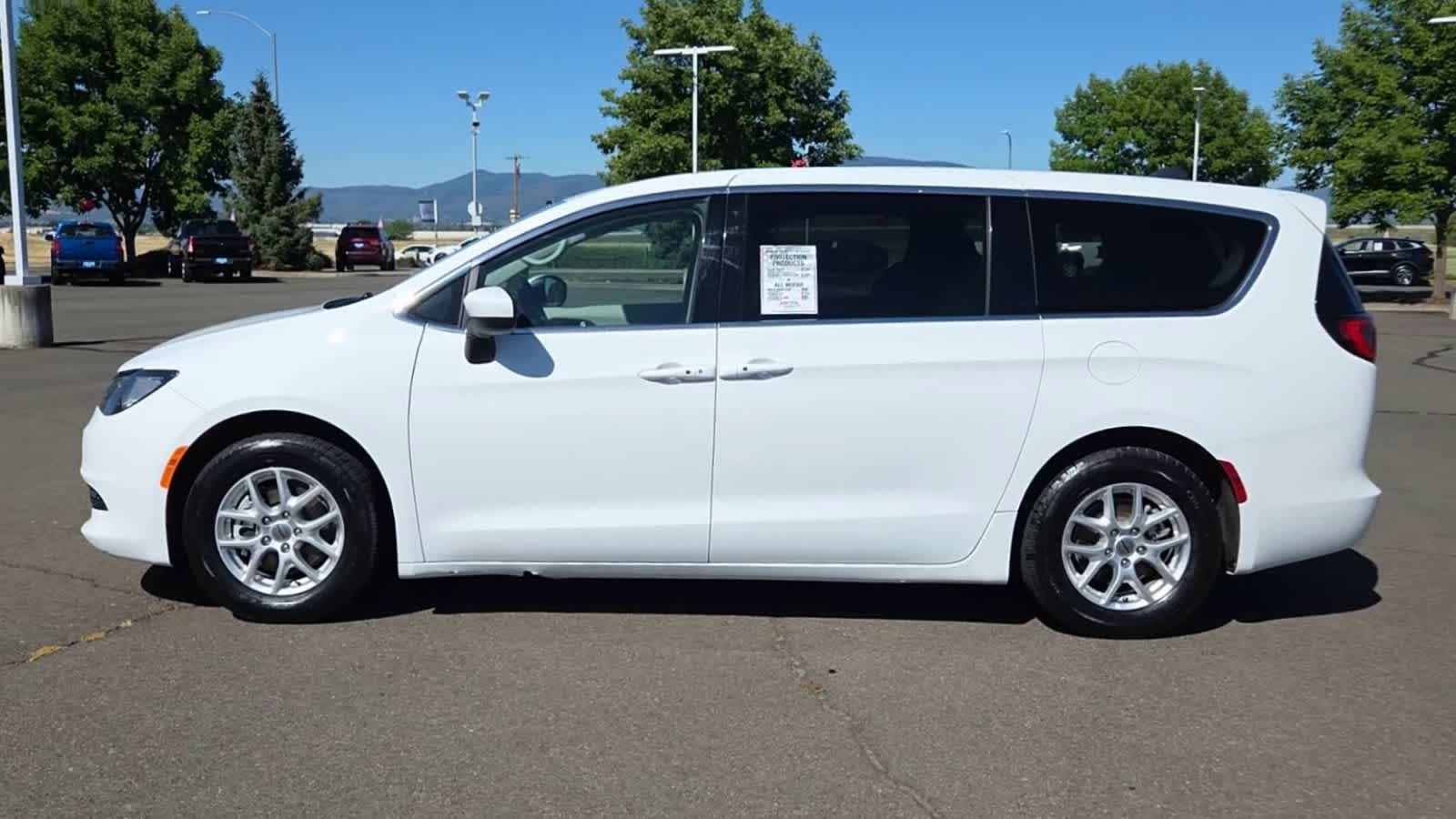 Thumbnail: 2022 Chrysler Voyager - 4