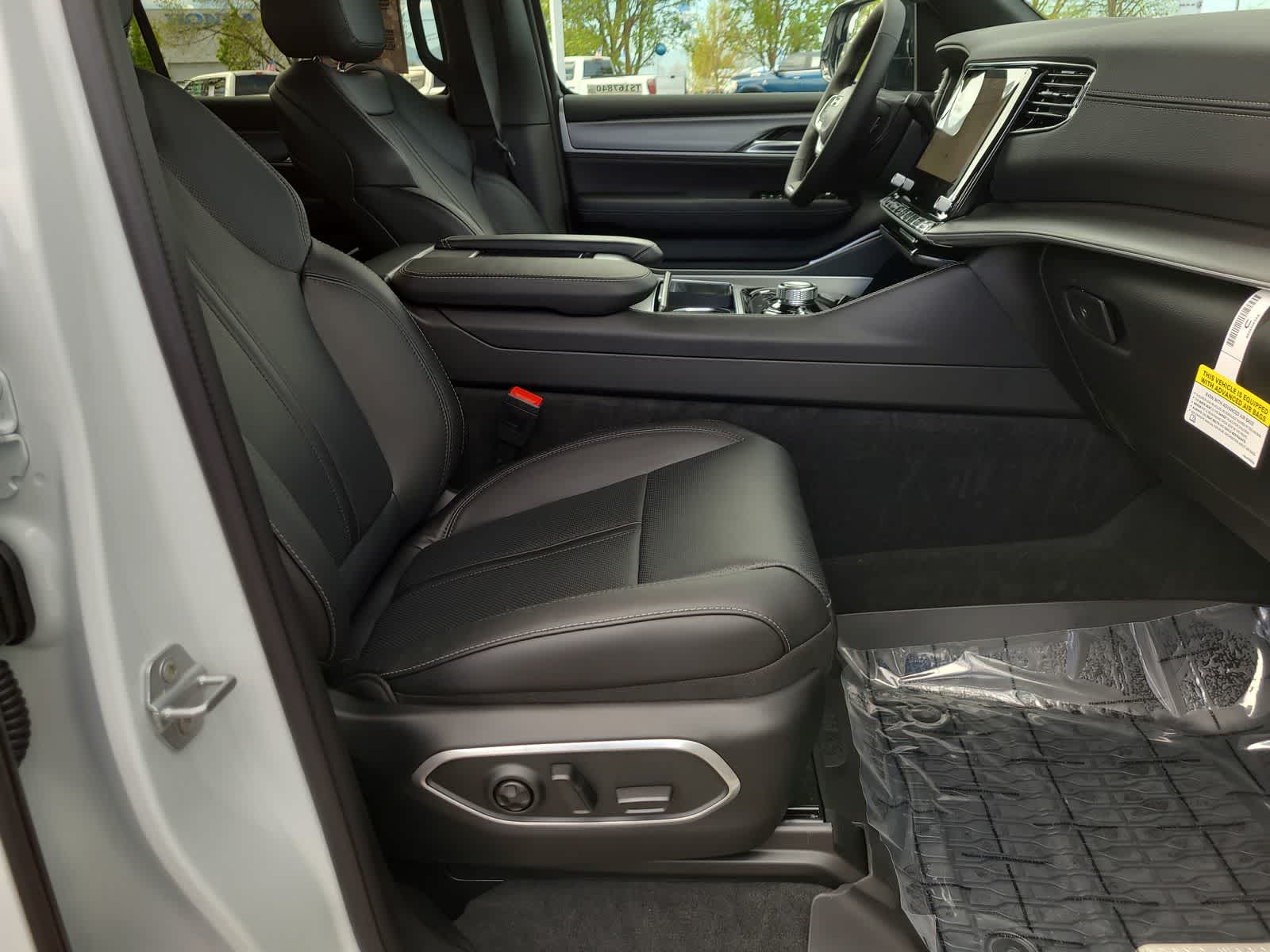 Thumbnail: 2026 Jeep Grand Wagoneer - 22