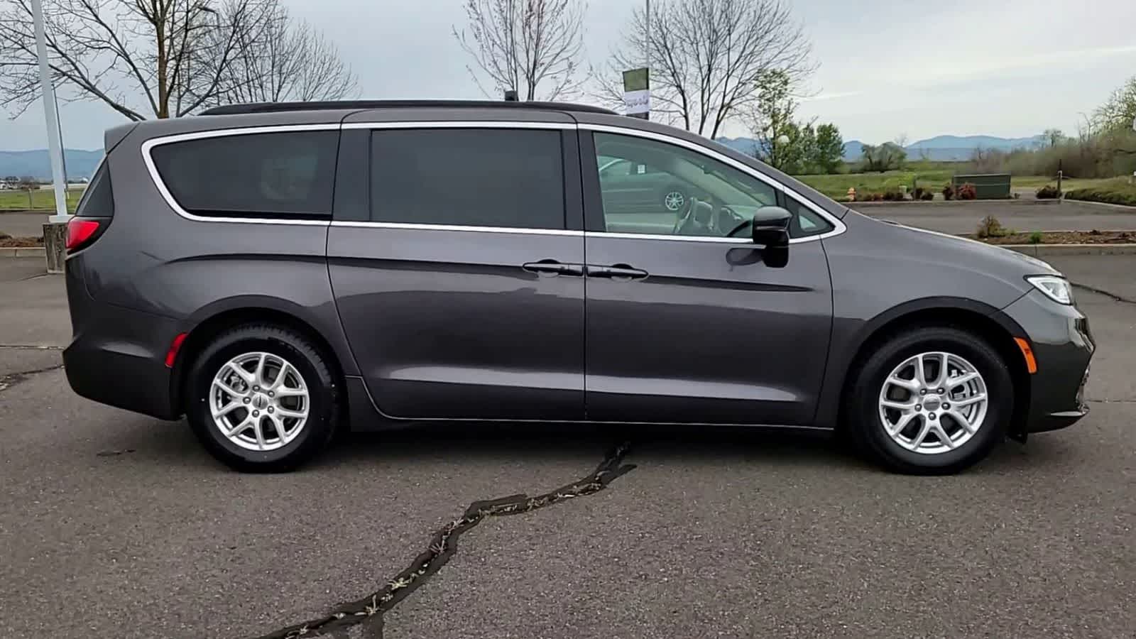 Thumbnail: 2022 Chrysler Pacifica - 9