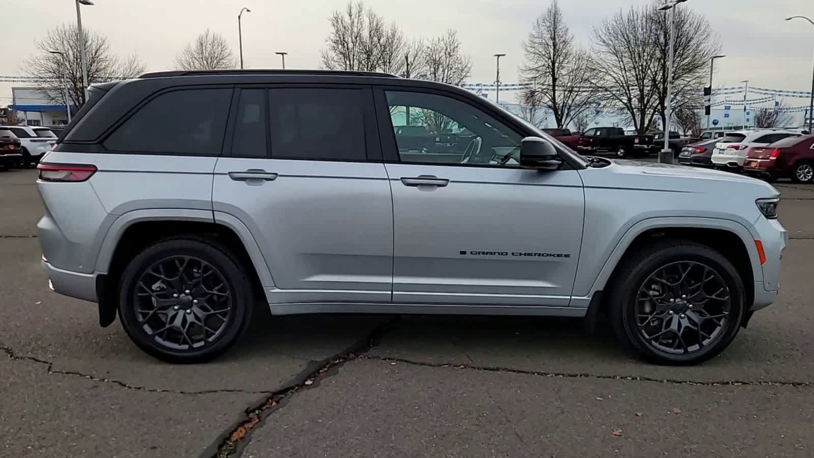 Thumbnail: 2023 Jeep Grand Cherokee - 9