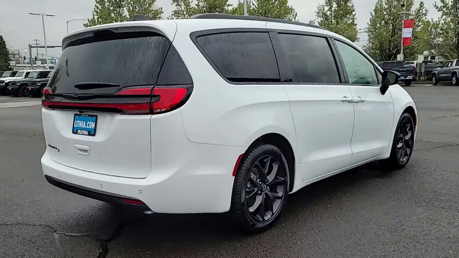 Thumbnail: 2026 Chrysler Pacifica - 8