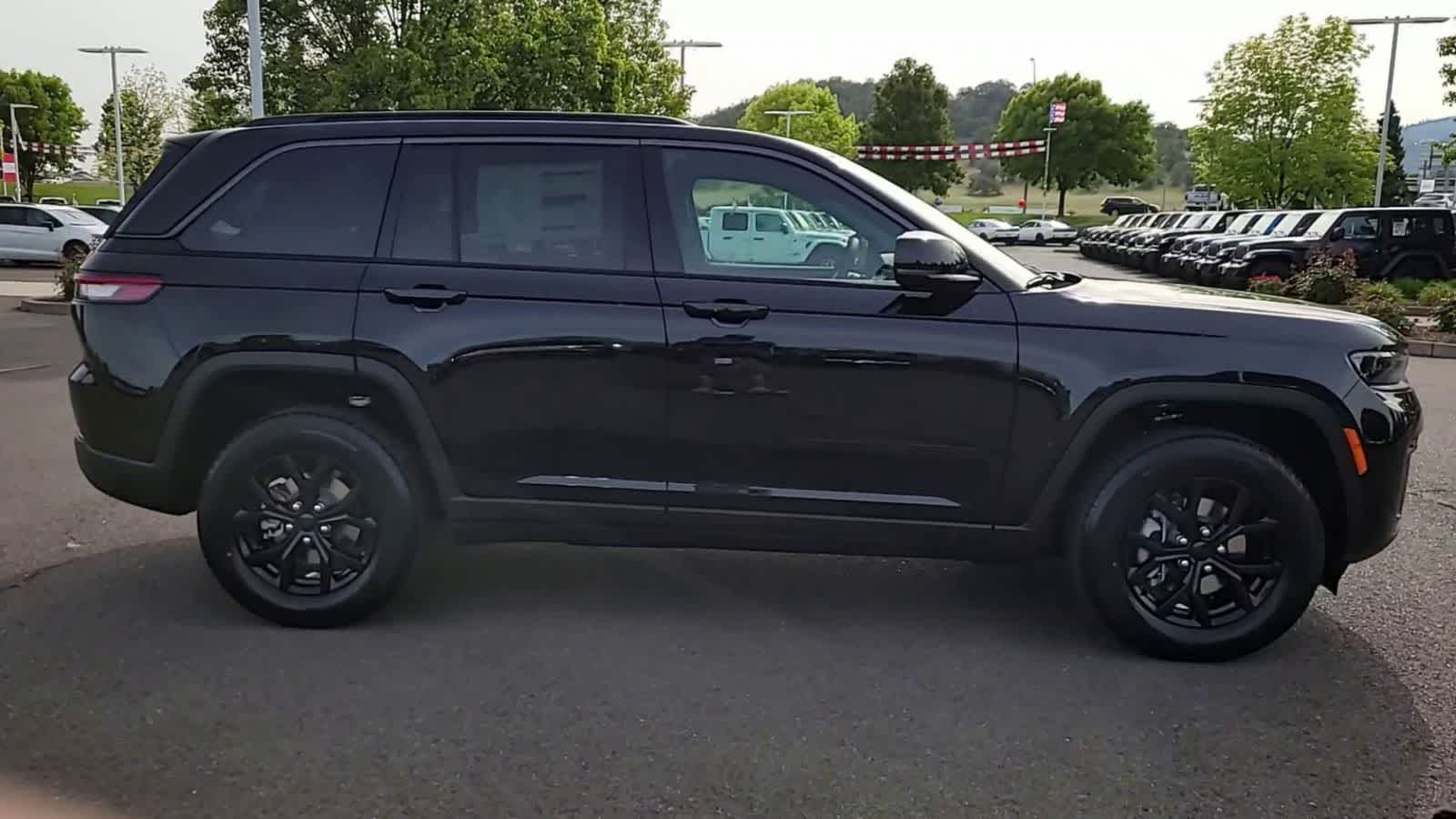 Thumbnail: 2026 Jeep Grand Cherokee - 9