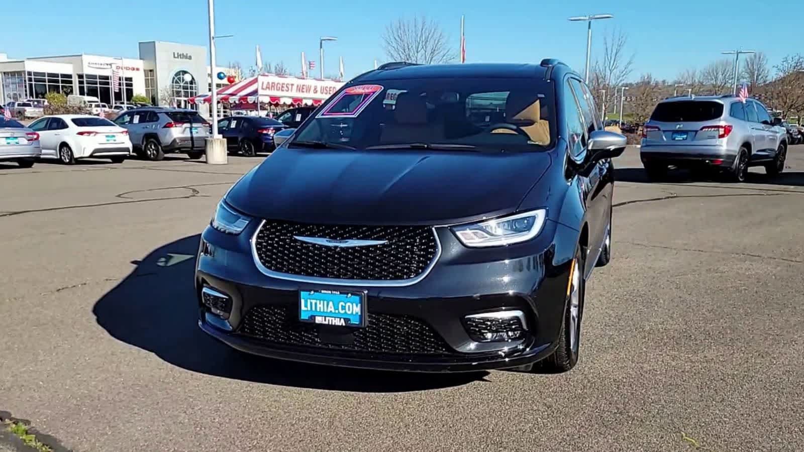 Thumbnail: 2023 Chrysler Pacifica - 3