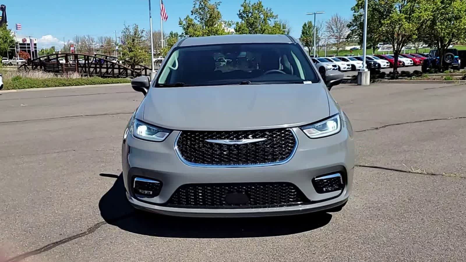 Thumbnail: 2023 Chrysler Pacifica - 3