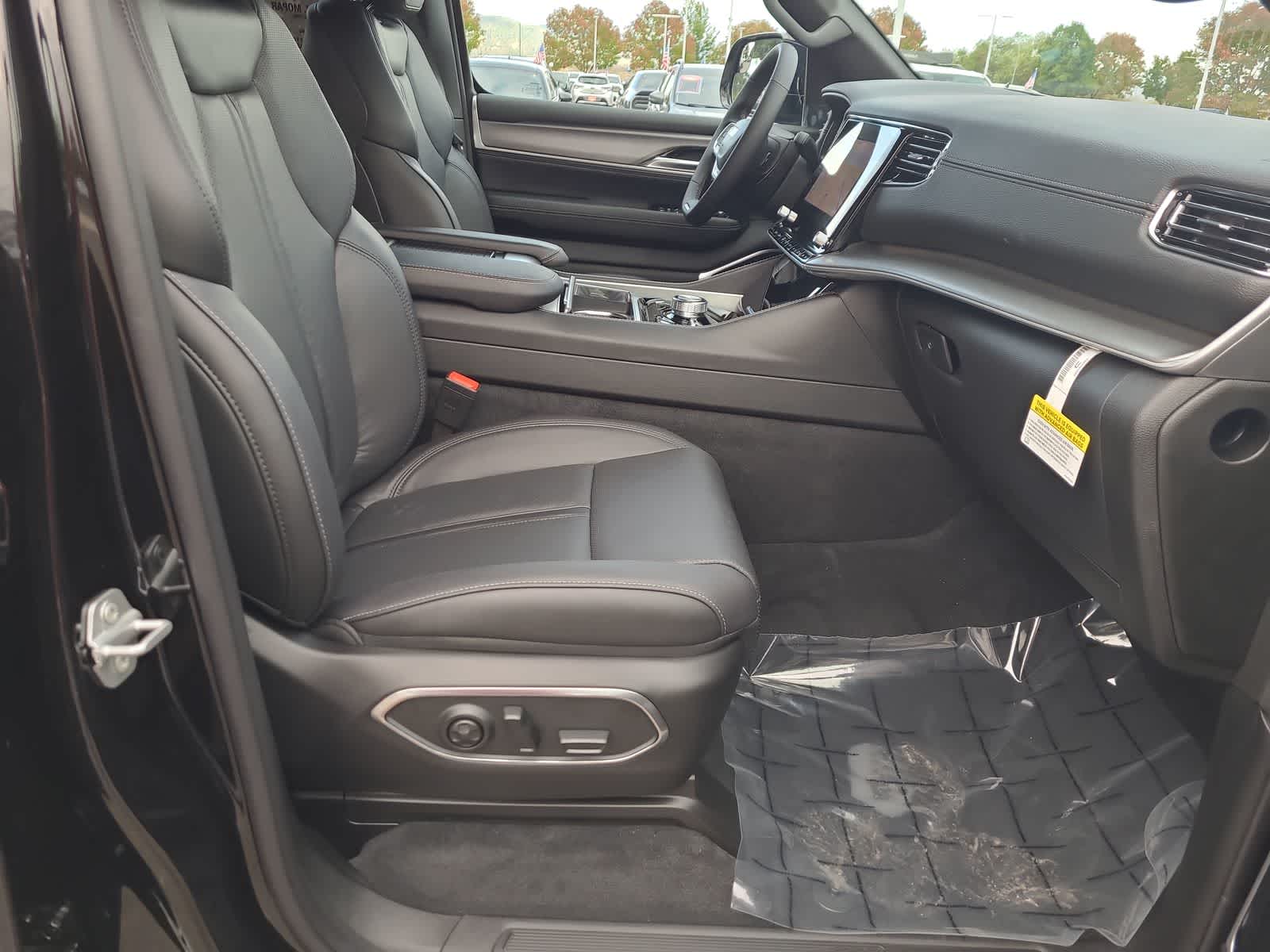 Thumbnail: 2025 Jeep Wagoneer - 22