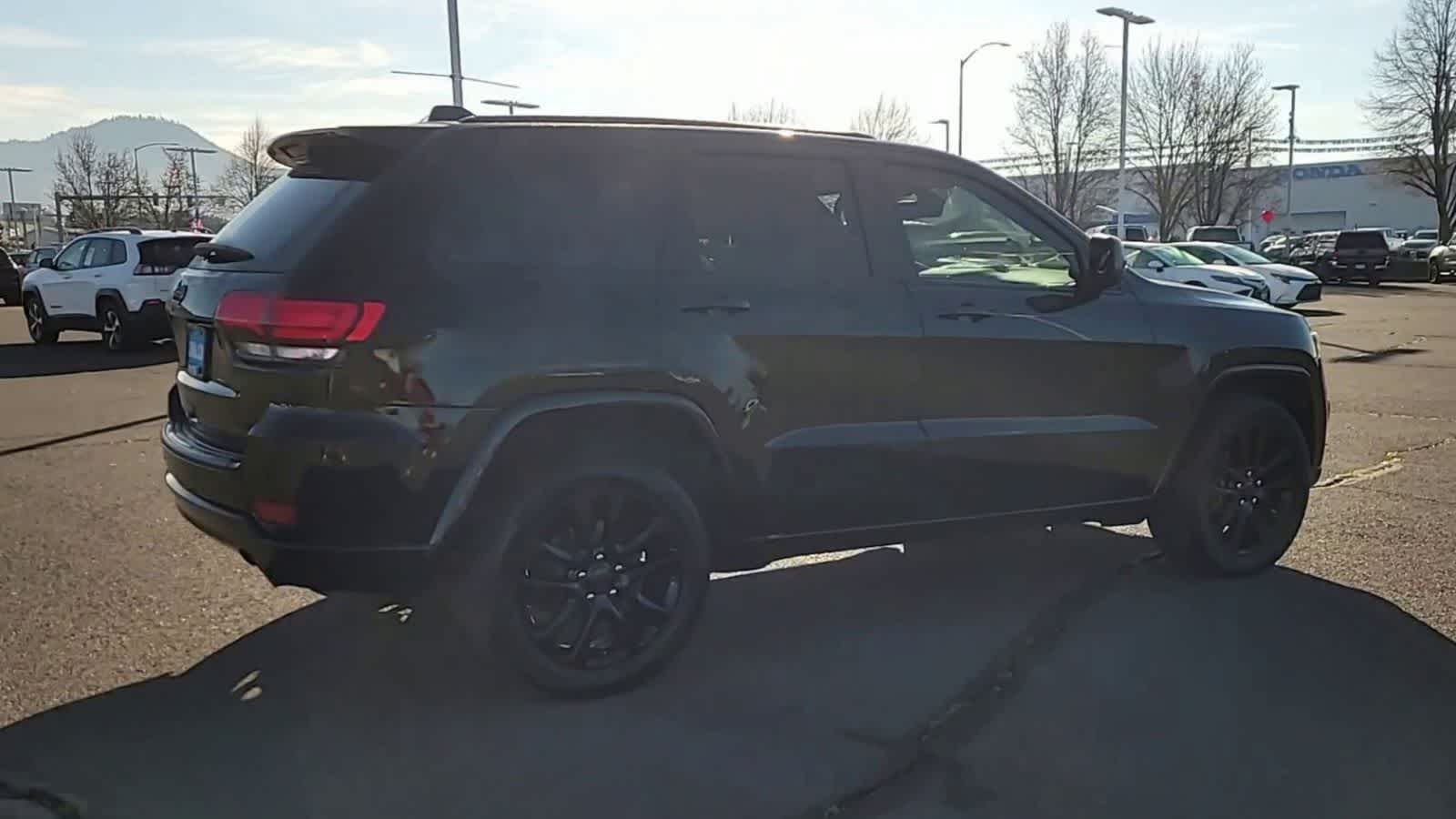 Thumbnail: 2020 Jeep Grand Cherokee - 8