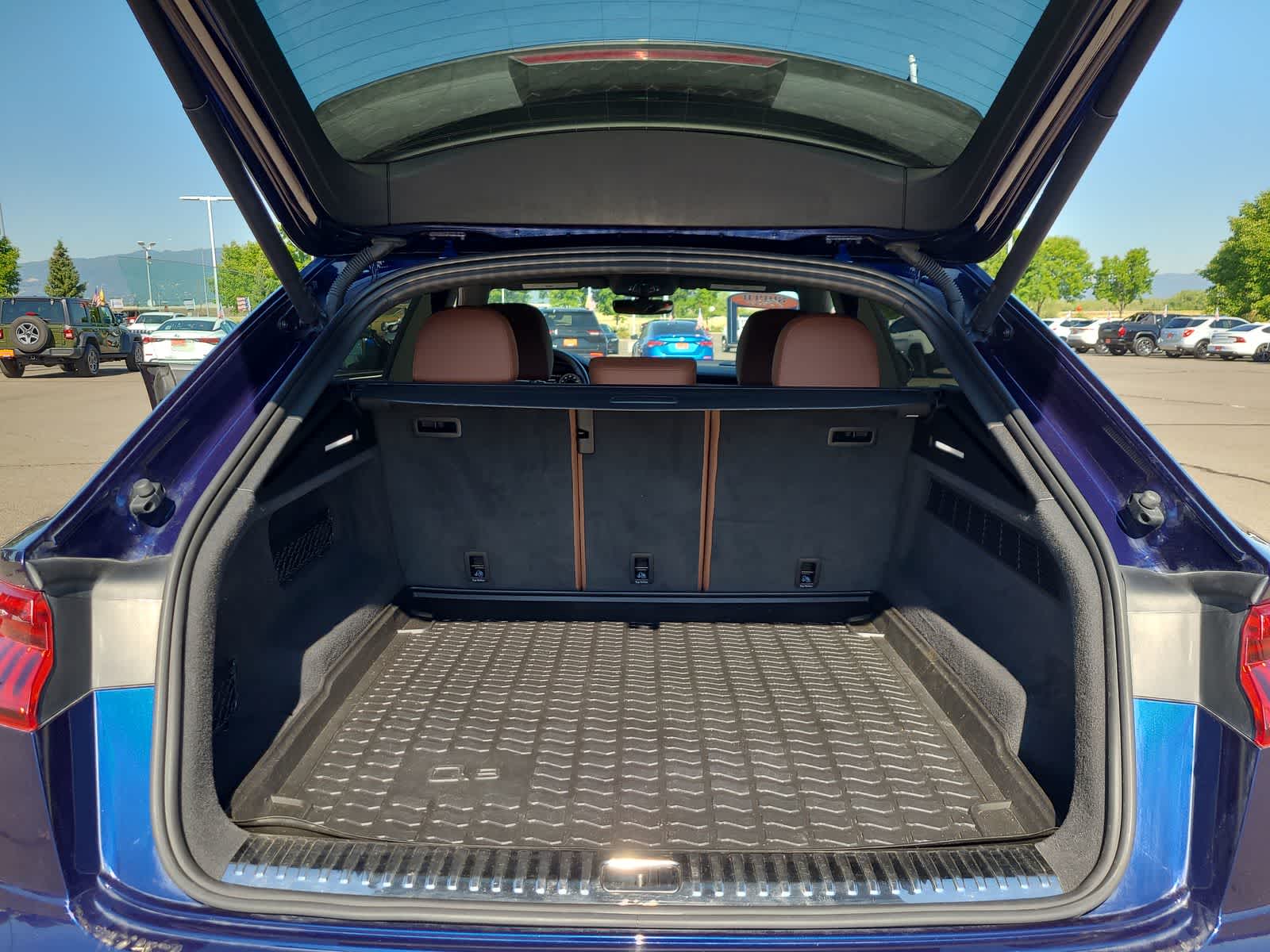 Thumbnail: 2021 Audi Q8 - 27