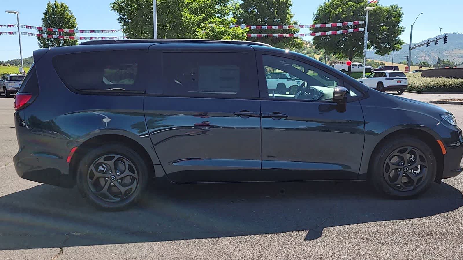 Thumbnail: 2025 Chrysler Pacifica - 9