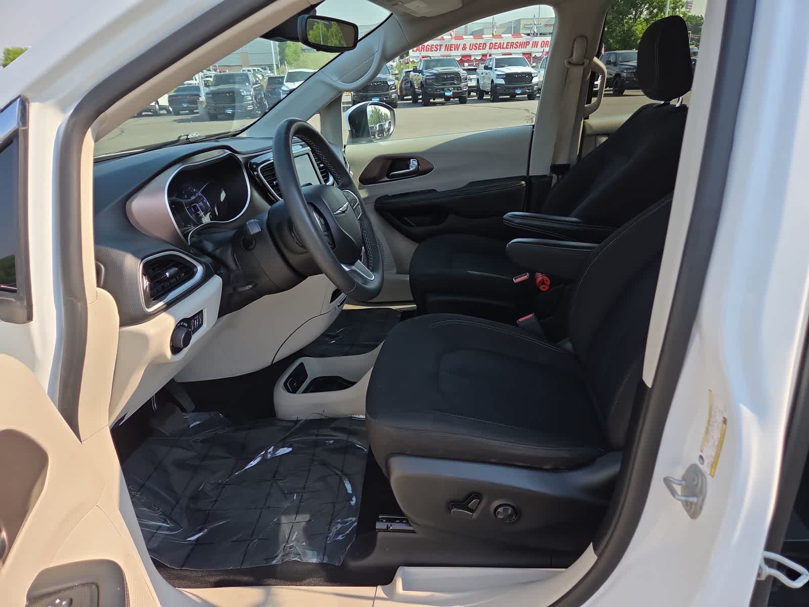 2023 Chrysler Voyager LX - Photo 17