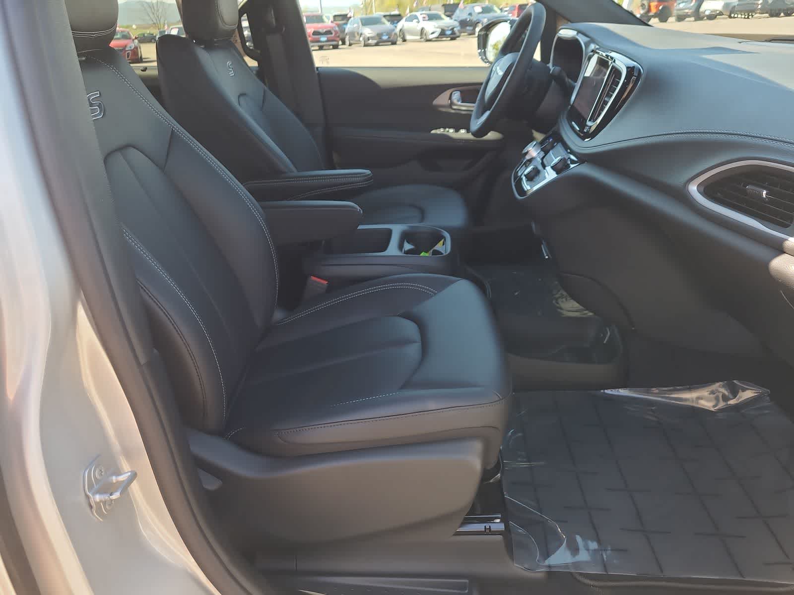 Thumbnail: 2026 Chrysler Pacifica - 22