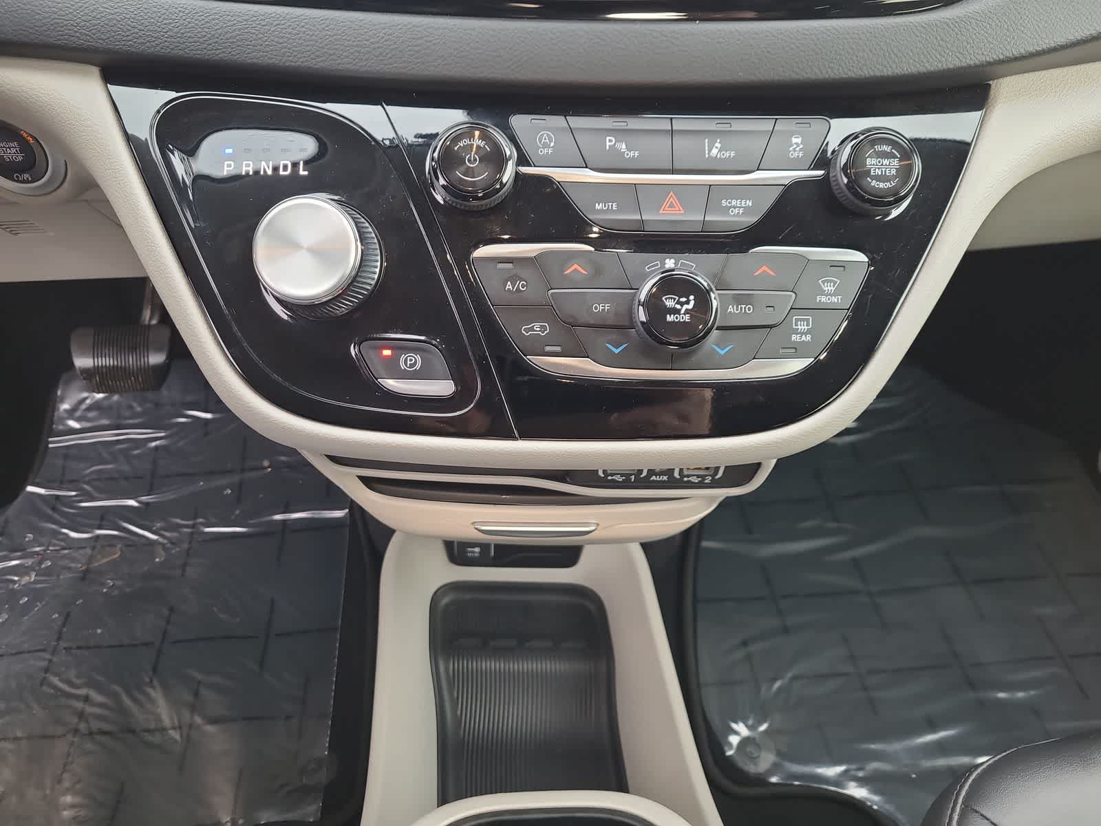 Thumbnail: 2024 Chrysler Pacifica - 25