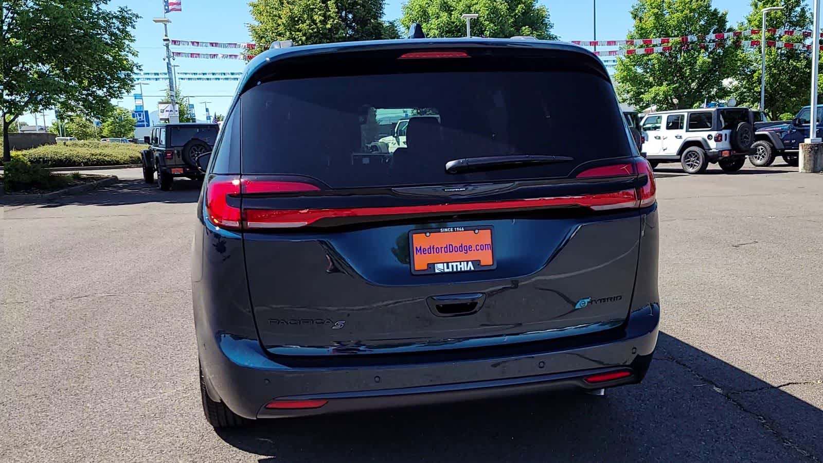 Thumbnail: 2025 Chrysler Pacifica - 7