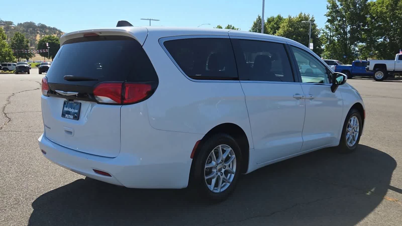 Thumbnail: 2022 Chrysler Voyager - 7