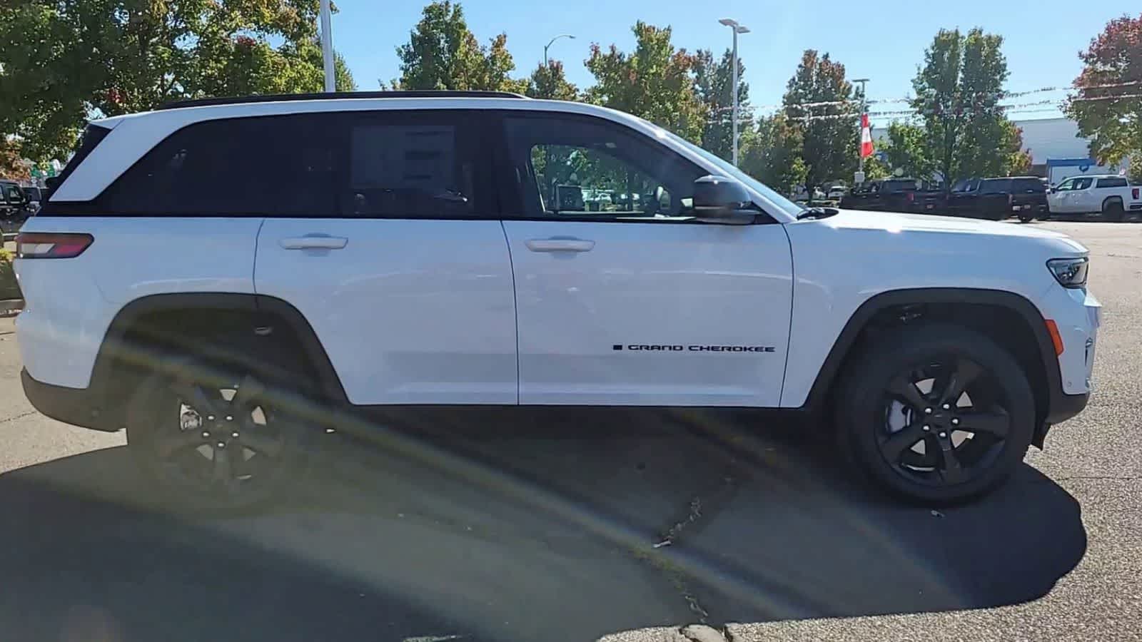 Thumbnail: 2025 Jeep Grand Cherokee - 9