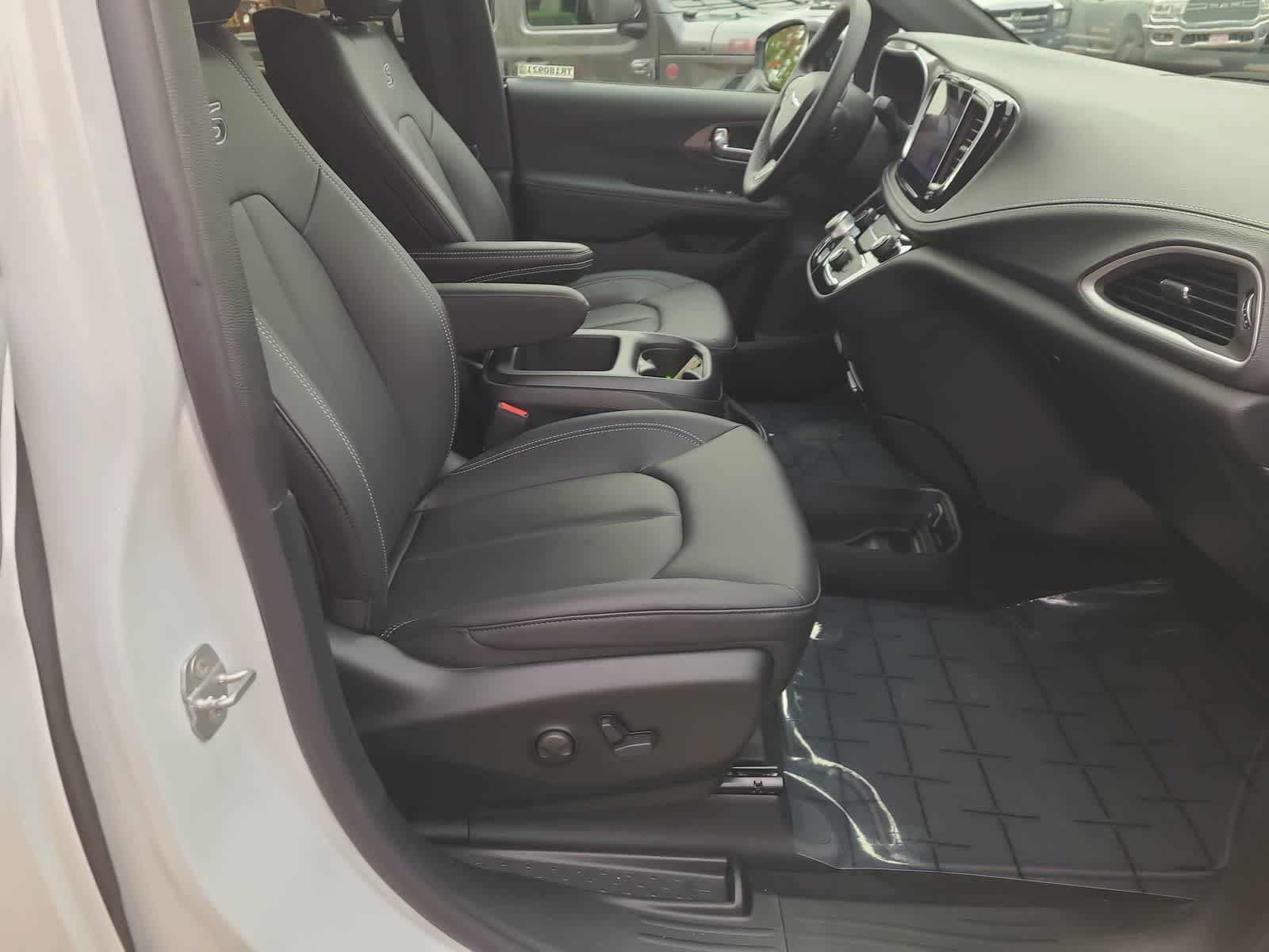 Thumbnail: 2026 Chrysler Pacifica - 22