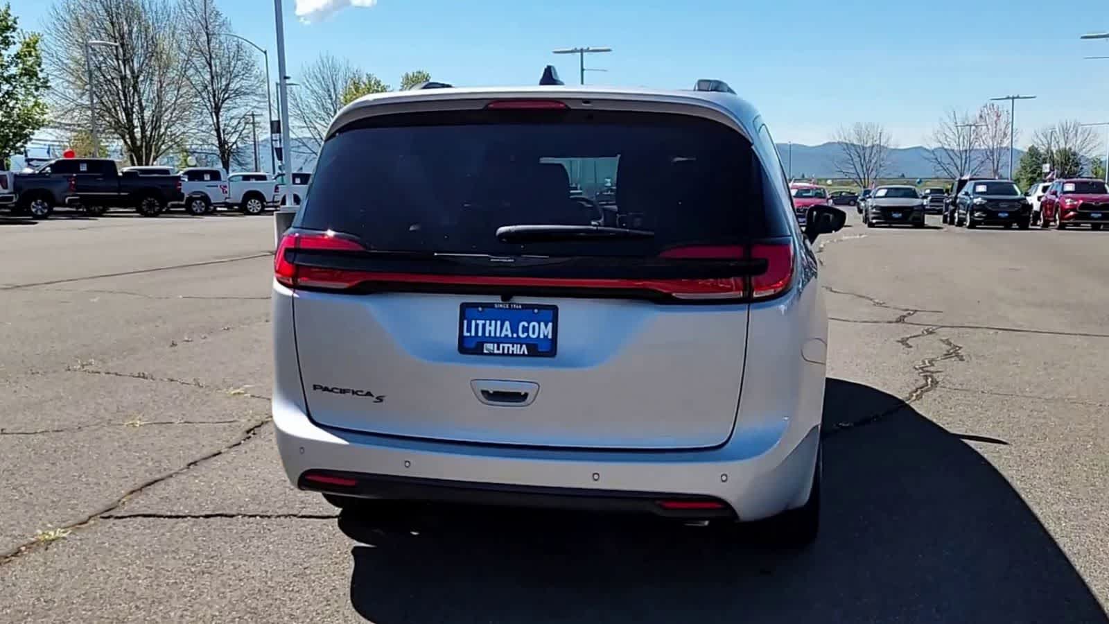 Thumbnail: 2026 Chrysler Pacifica - 7