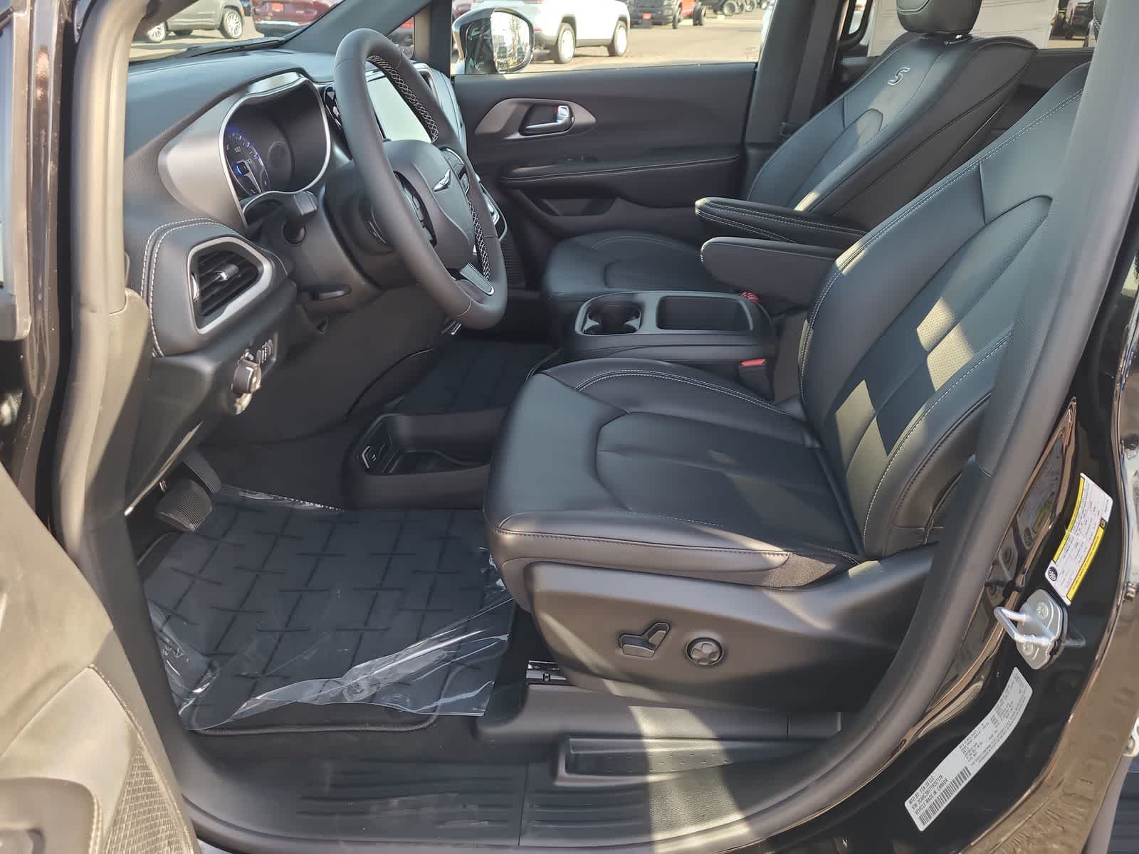 Thumbnail: 2026 Chrysler Pacifica - 19