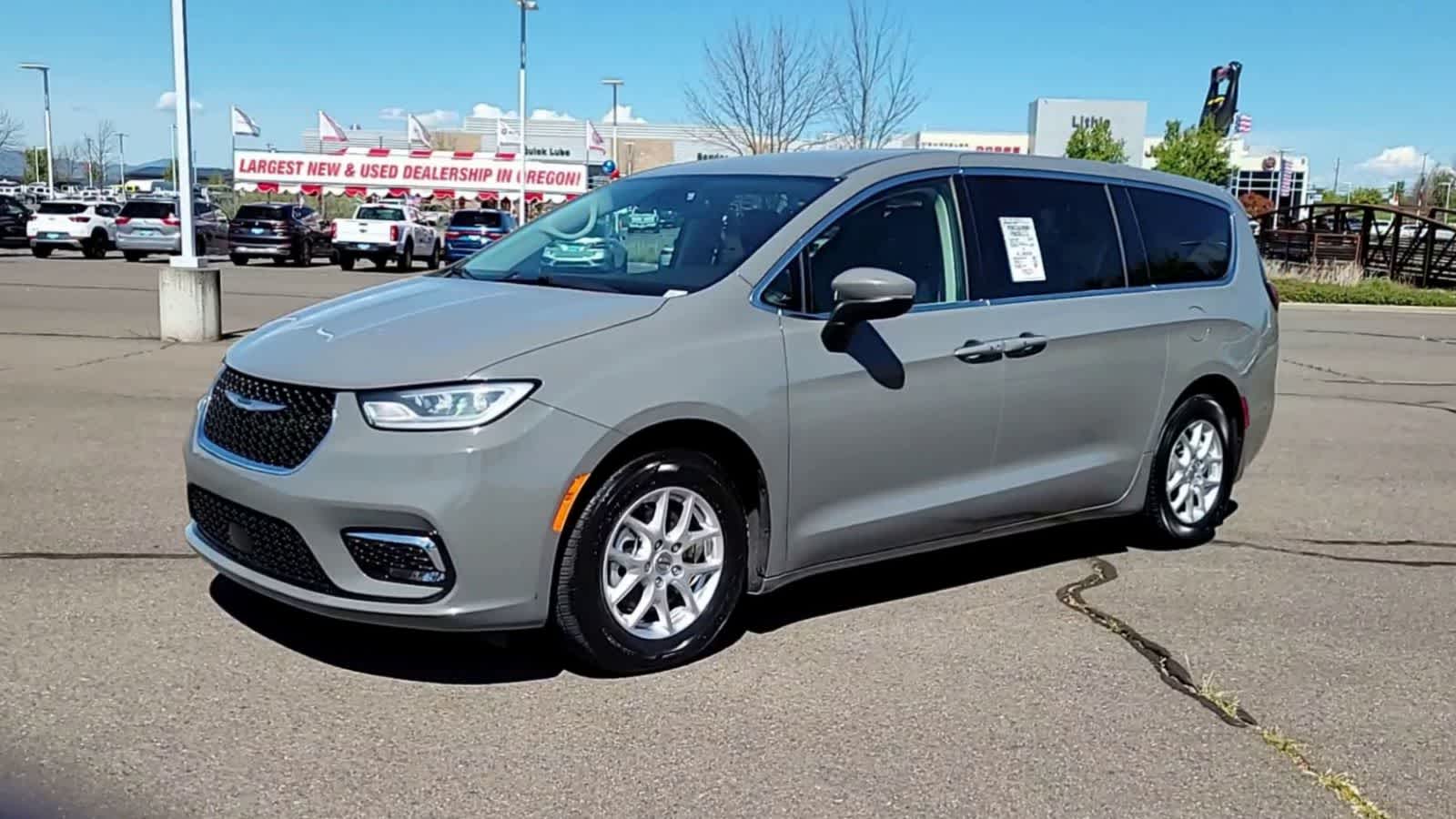 Thumbnail: 2023 Chrysler Pacifica - 4