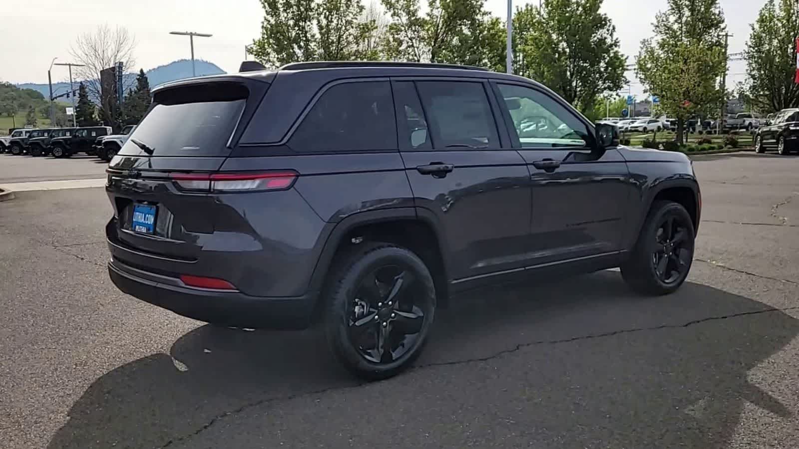 Thumbnail: 2026 Jeep Grand Cherokee - 8