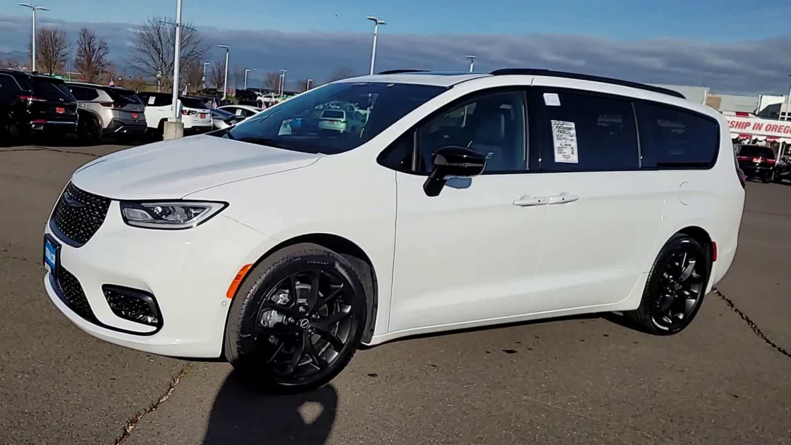 Thumbnail: 2026 Chrysler Pacifica - 4