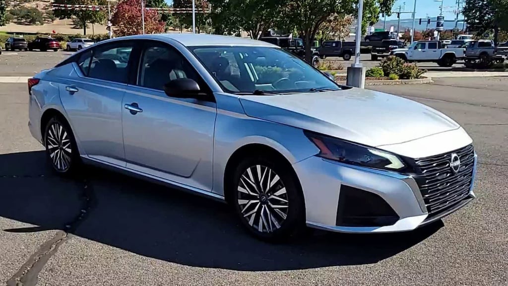 Used 2024 Nissan Altima 2.5 SV Sedan