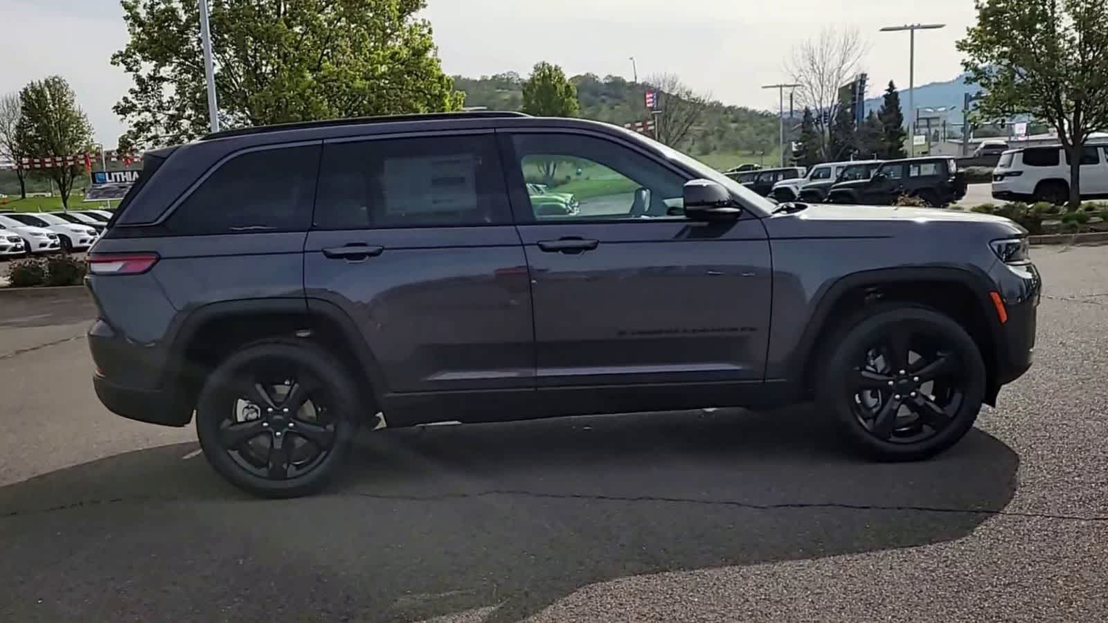 Thumbnail: 2026 Jeep Grand Cherokee - 9