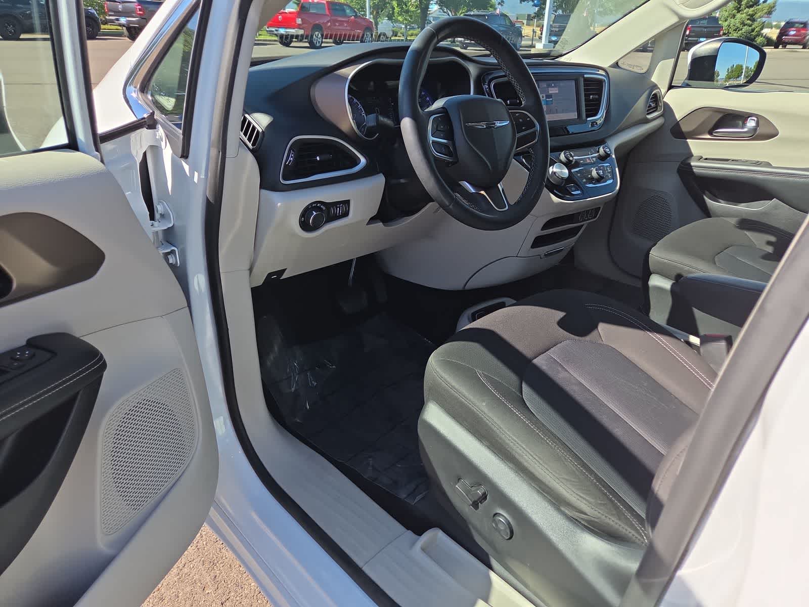 Thumbnail: 2022 Chrysler Voyager - 9