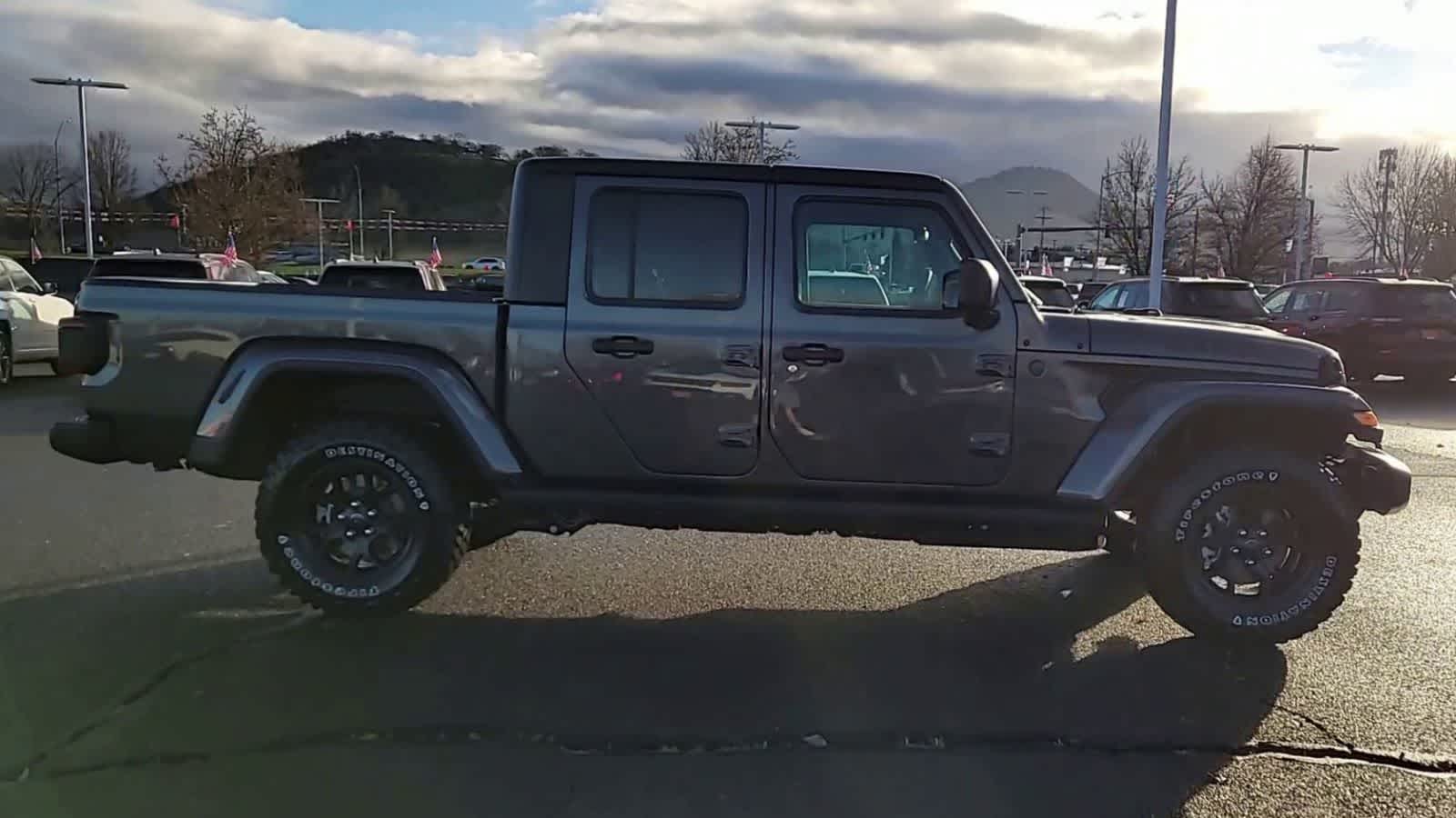 Thumbnail: 2026 Jeep Gladiator - 9