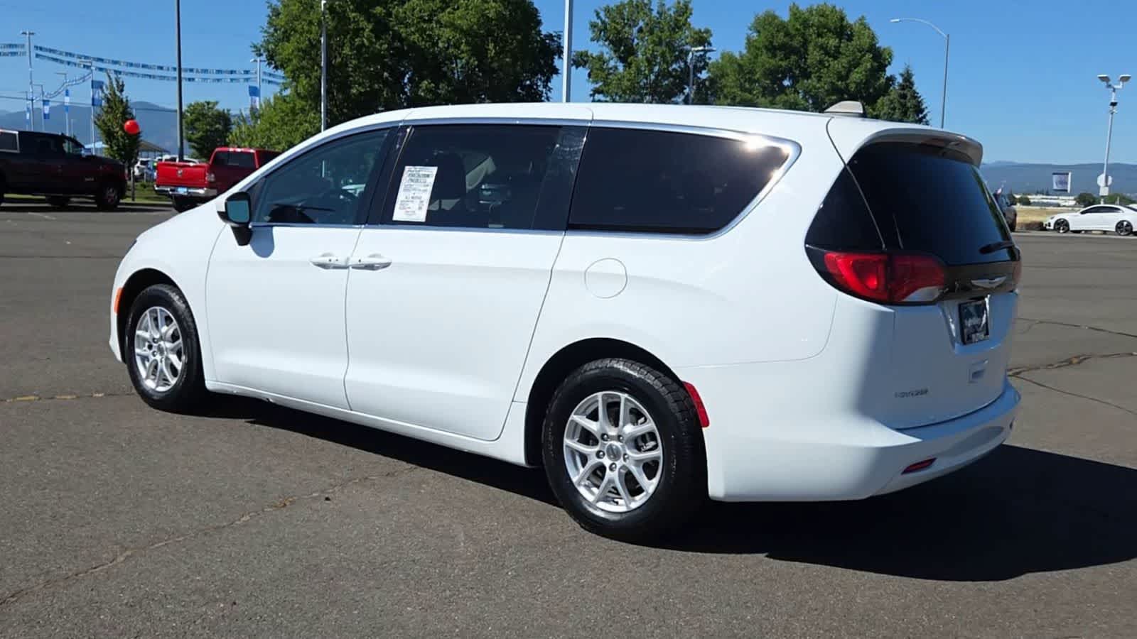 Thumbnail: 2022 Chrysler Voyager - 5